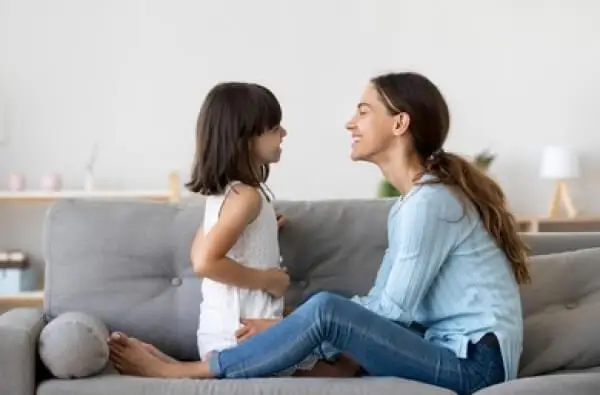Hija y madre hablando