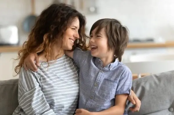 Mamá e hijo riendo