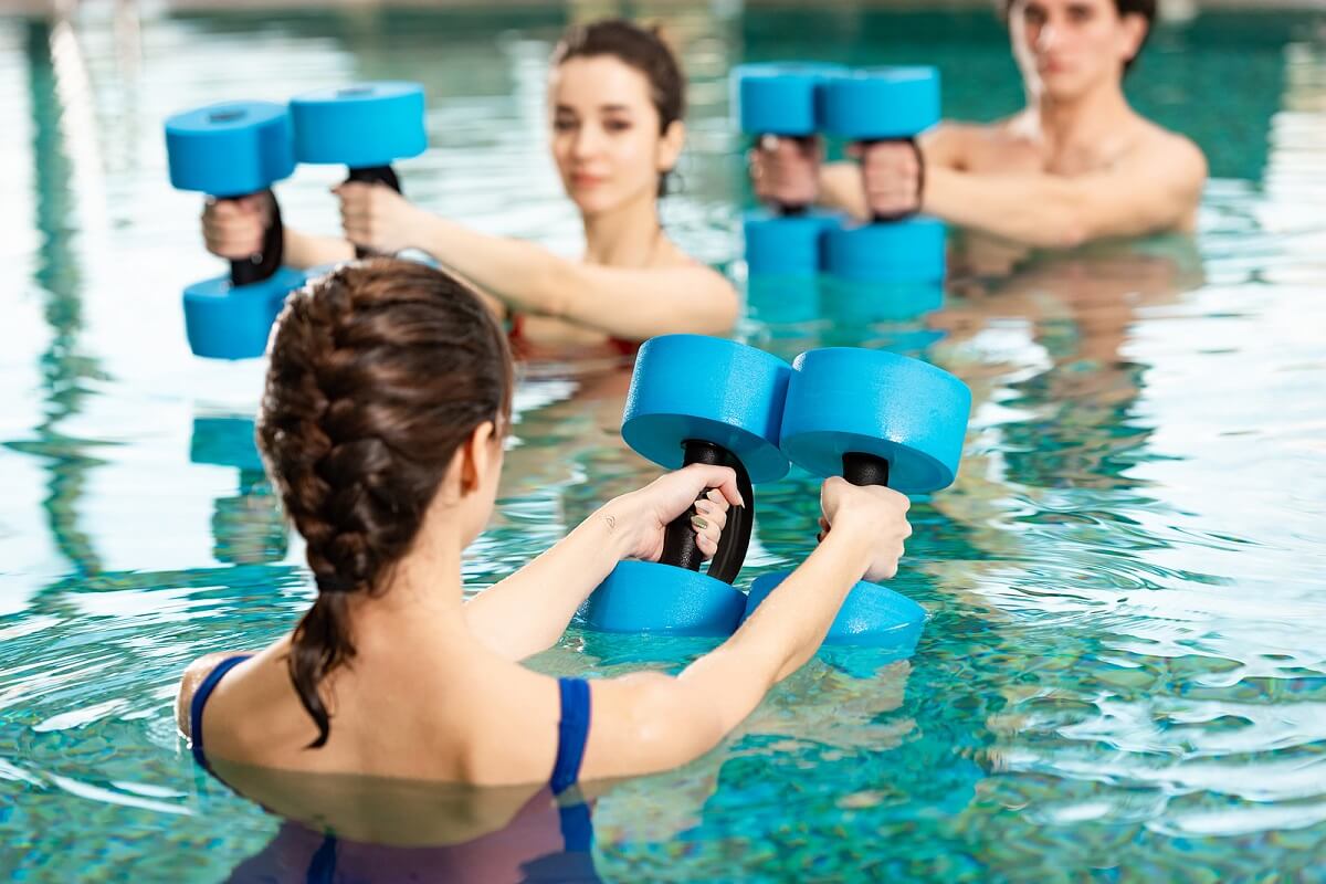 Los mejores ejercicios para entrenar en la piscina