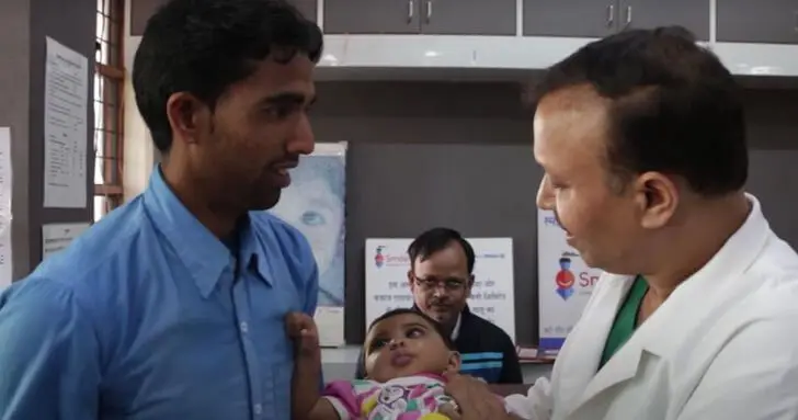 Il dottore durante una visita medica.