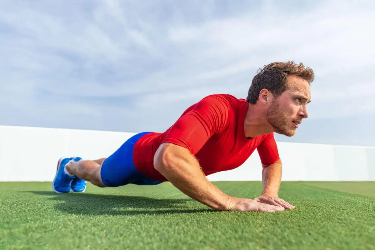Las flexiones en diamante también son una forma efectiva de entrenar el pecho.
