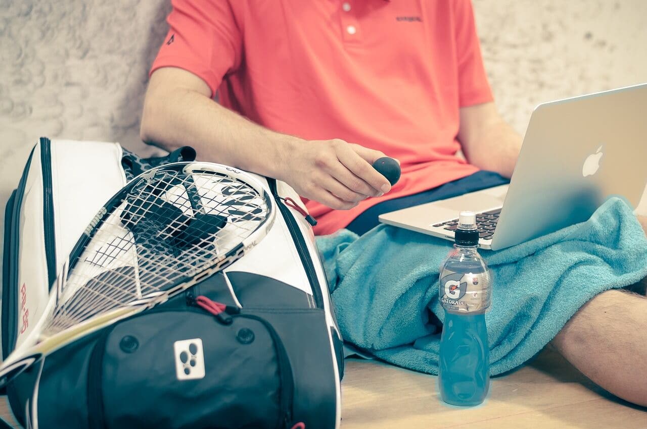 Jugador de squash descansa.