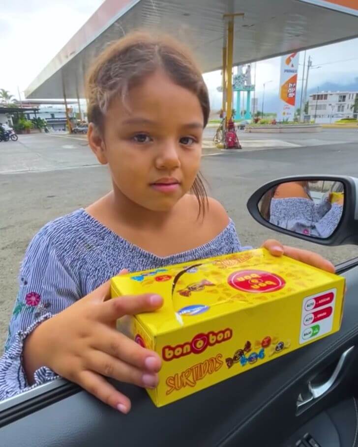 La niña vendiendo los dulces