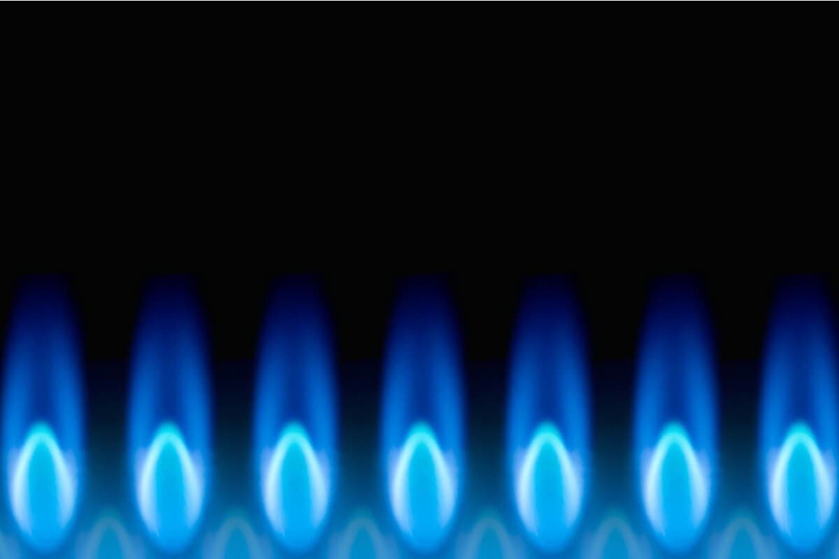 Fiamma blu dalle stufe.