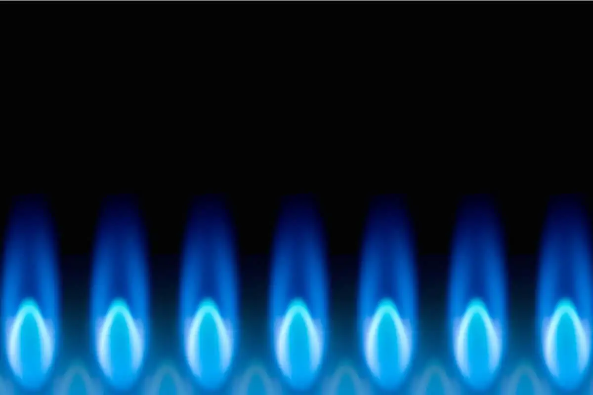 Fiamma blu dalle stufe.