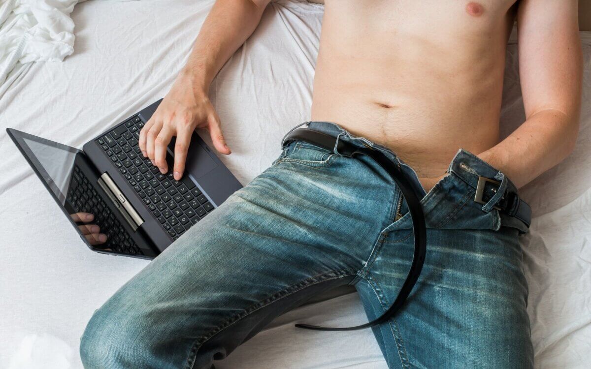 Uomo e contenuti porno su internet.