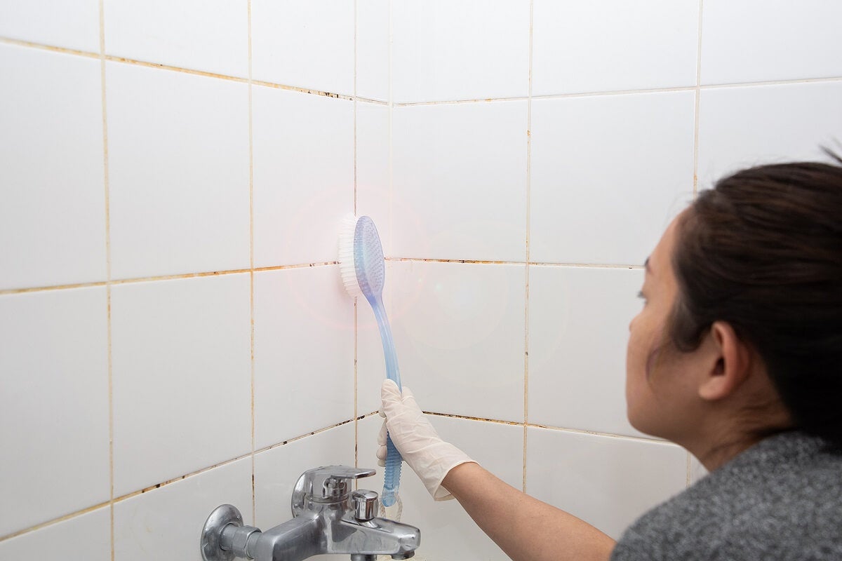Limpiar el baño y sus paredes en la limpieza profunda del hogar.