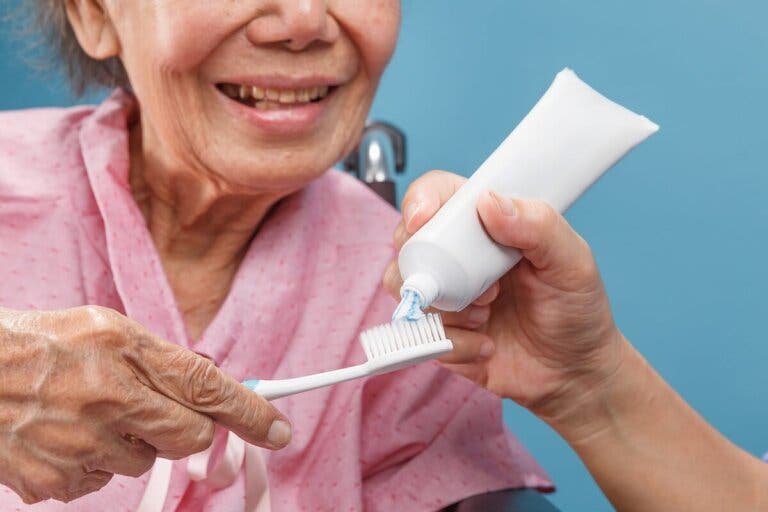 ¿Por qué la demencia afecta la salud dental?