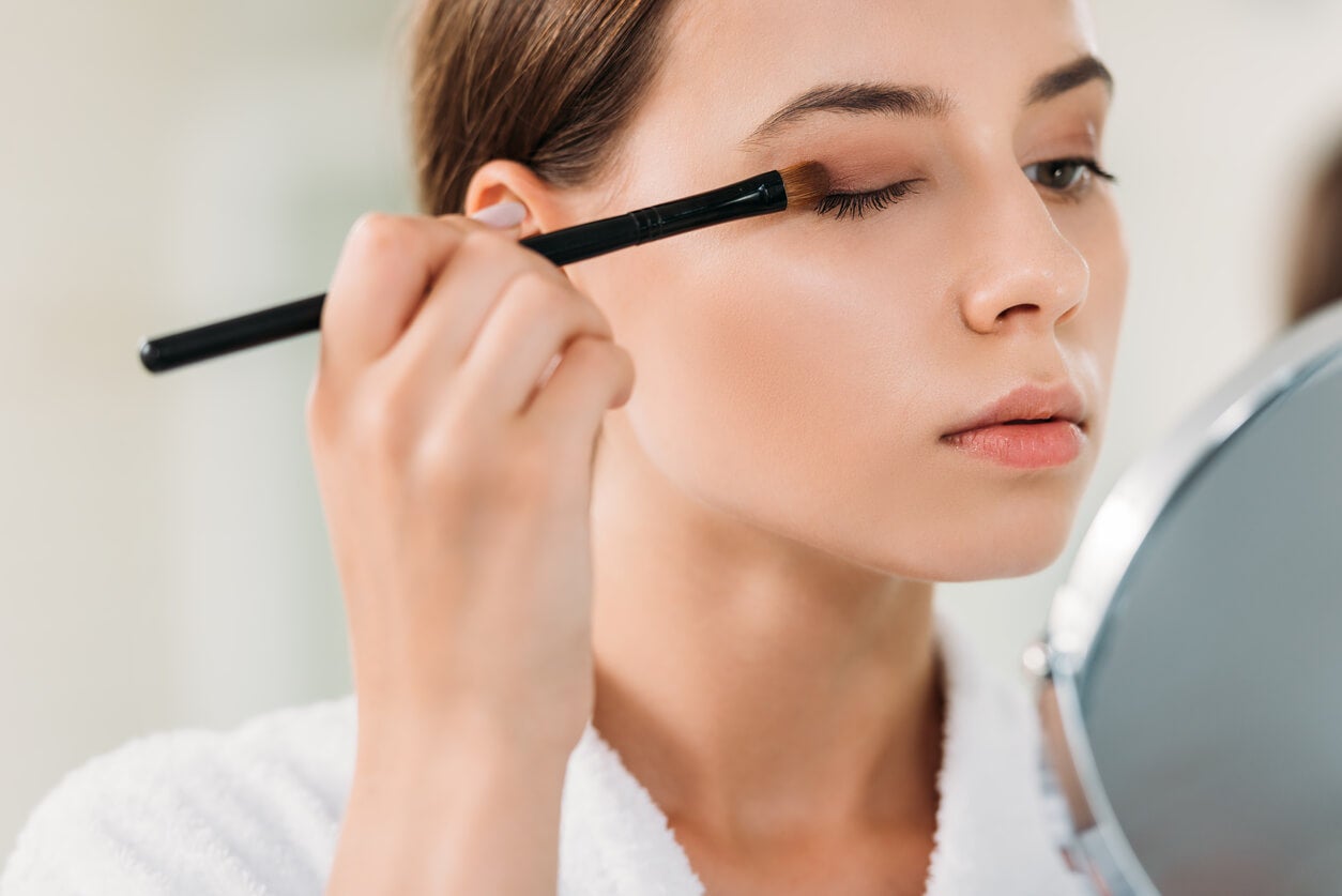 Consejos de maquillaje para resaltar el color de tus ojos - Mejor con Salud