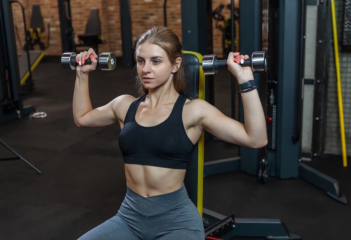 En kvinne som gjør vekter.