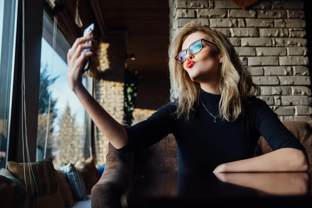 Selfies und psychische Störungen - Frau macht ein Selfie