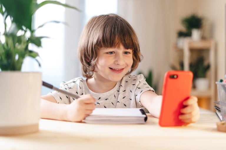 A qué edad un niño puede comenzar a usar un teléfono móvil