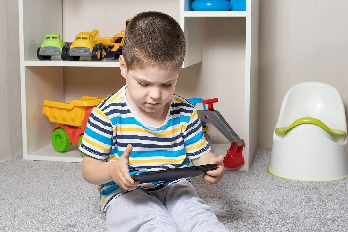 Menino vendo tablet