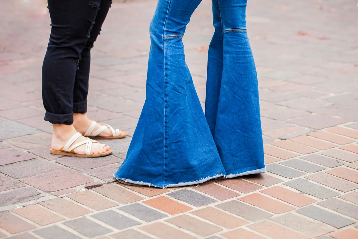 Pantalones acampanados para usar en la calle.
