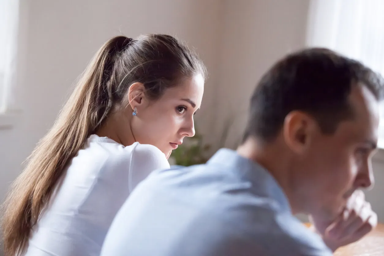Las señales de inseguridad en el amor incluyen la excesiva independencia