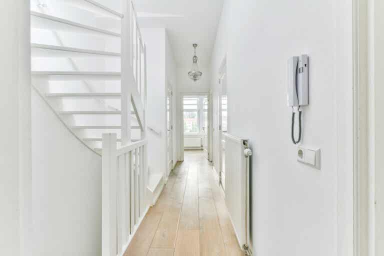 6 recommendations for decorating a narrow hallway