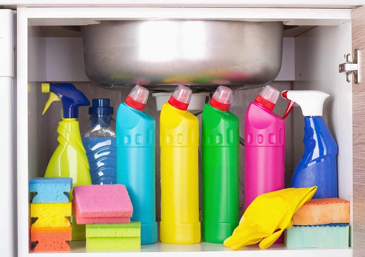 7 medidas relativees para almacenar los productos de limpieza