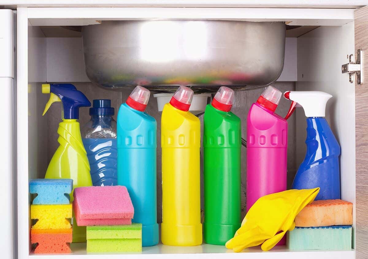 Reinigungsmittel solltest du nicht in der Küche aufbewahren