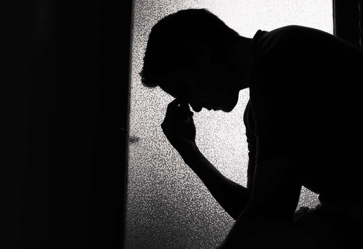 sexuelle Verdrängung - Mann im Dunkeln mit gesenktem Kopf
