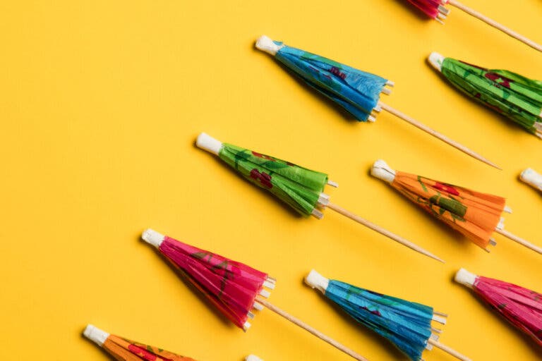 ¿Cómo hacer sombrillas para decorar cócteles?