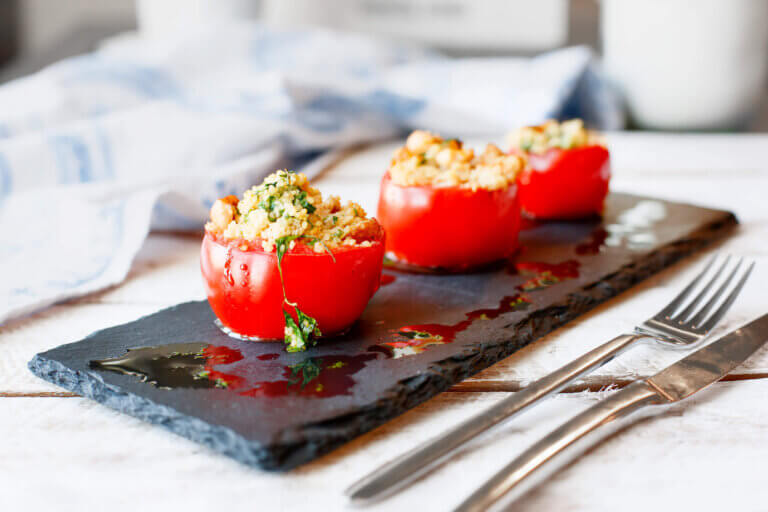 Tomates rellenos de cuscús, receta fácil y deliciosa