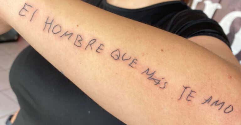 Mujer se tatuó el último mensaje que le escribió su papá antes de morir: "el hombre que más te amo"
