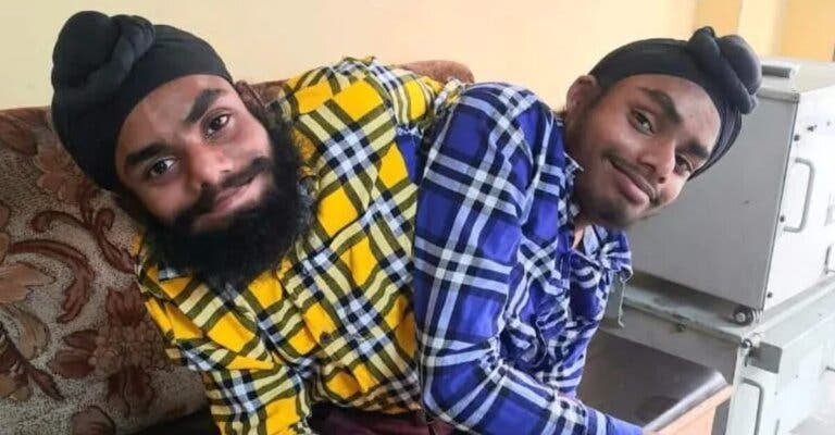 Podrán salir del orfanato: gemelos siameses fueron contratados y ganarán dos sueldos