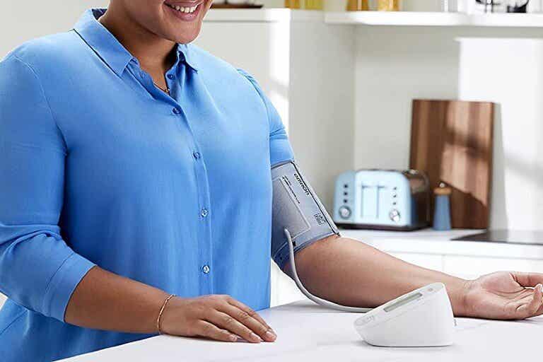 Controla tu tensión en casa con este tensiómetro de brazo de buena precisión y precio económico