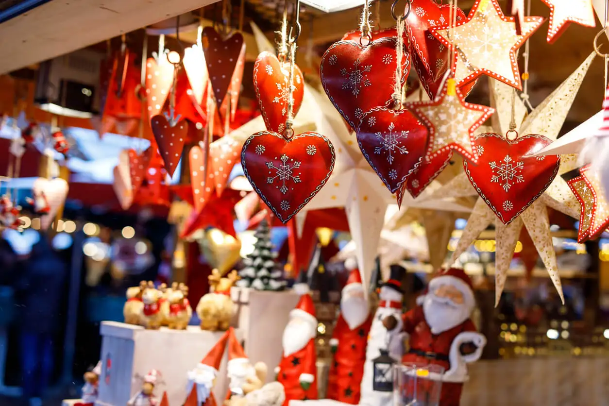 Ideas para decorar tu casa en Navidad, adornos colgantes.