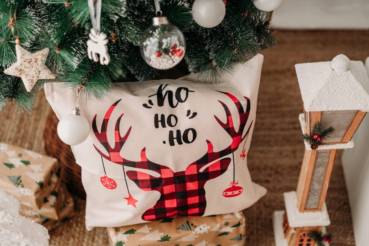Almohada con reno de Navidad.