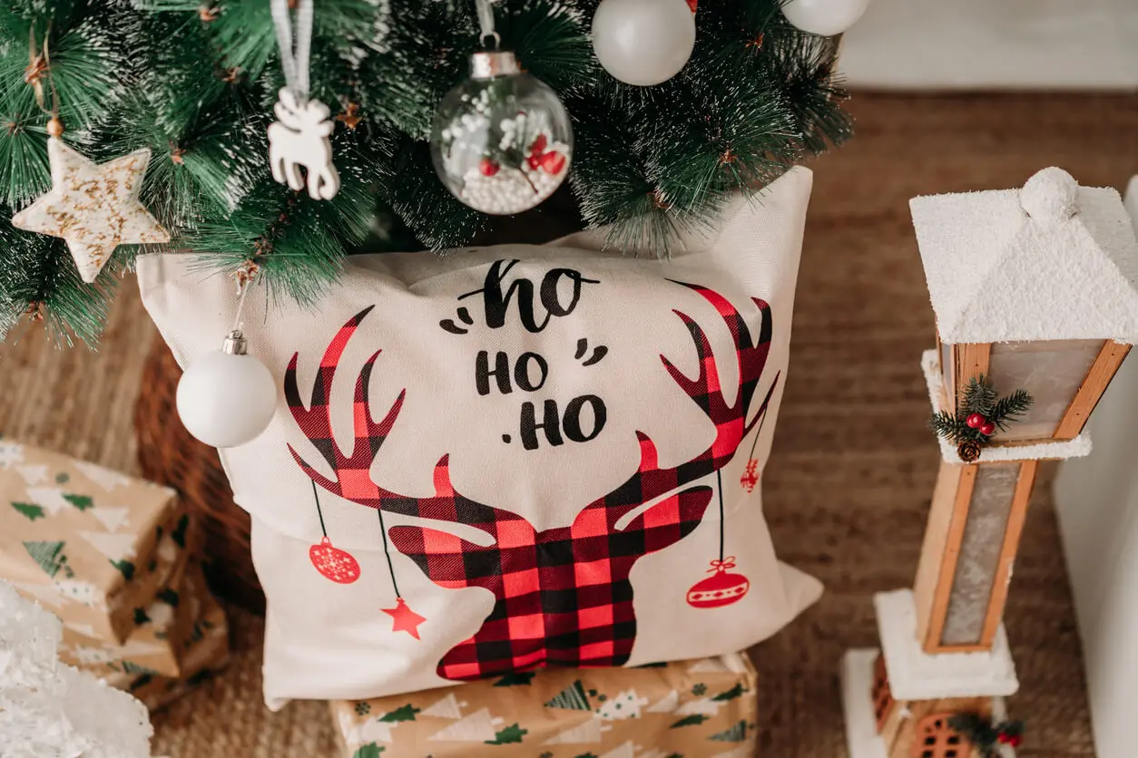 Almohada con reno de Navidad.
