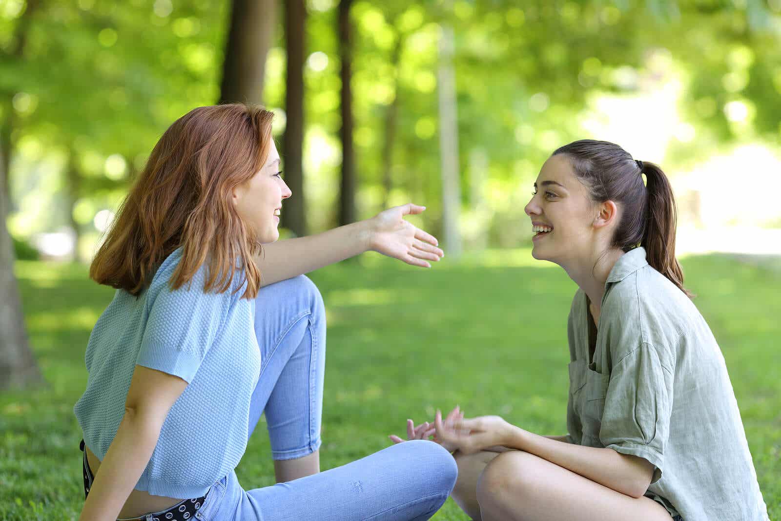 Overthinking - zwei Freundinnen unterhalten sich im Park