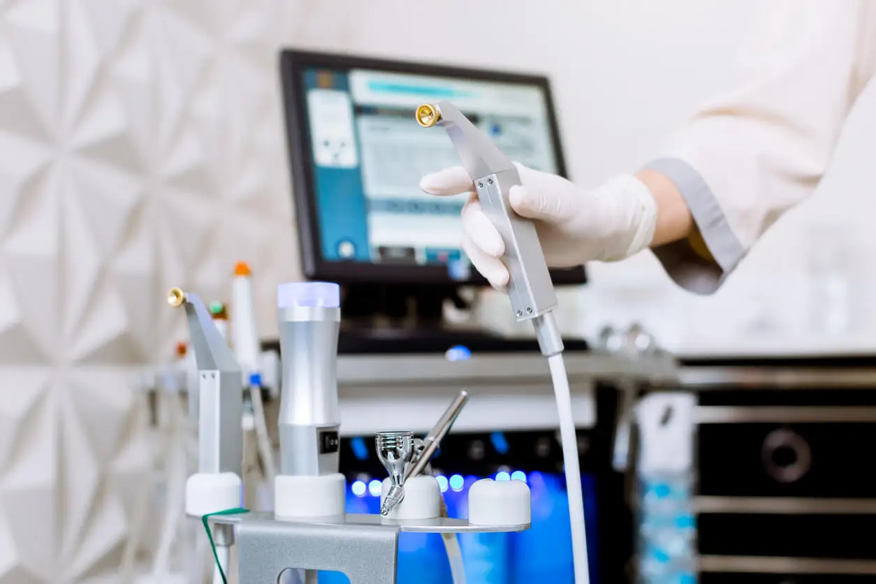 Microdermoabrasión para tratar los comedones cerrados.