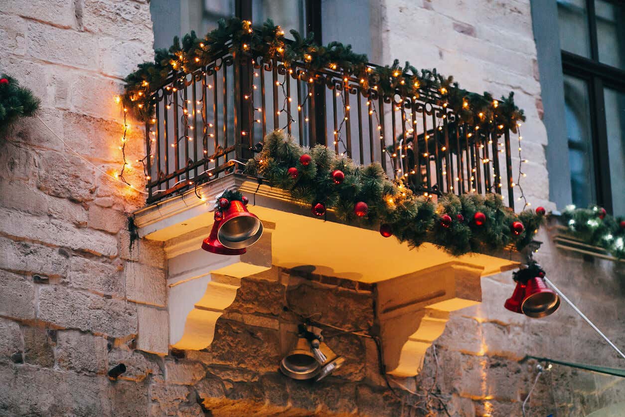 Balcón decorado para Navidad.