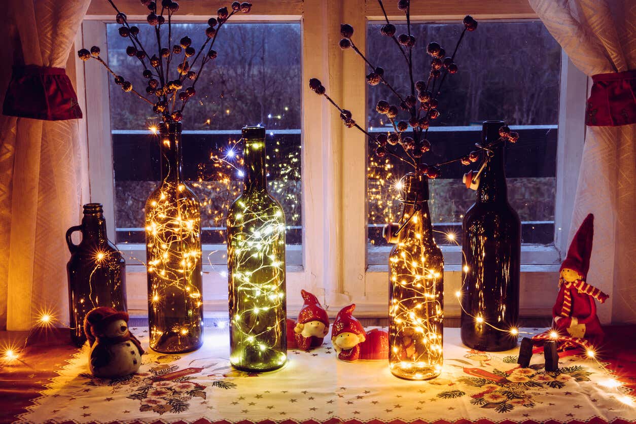 Botellas con luces, ideas para decorar tu casa en Navidad.