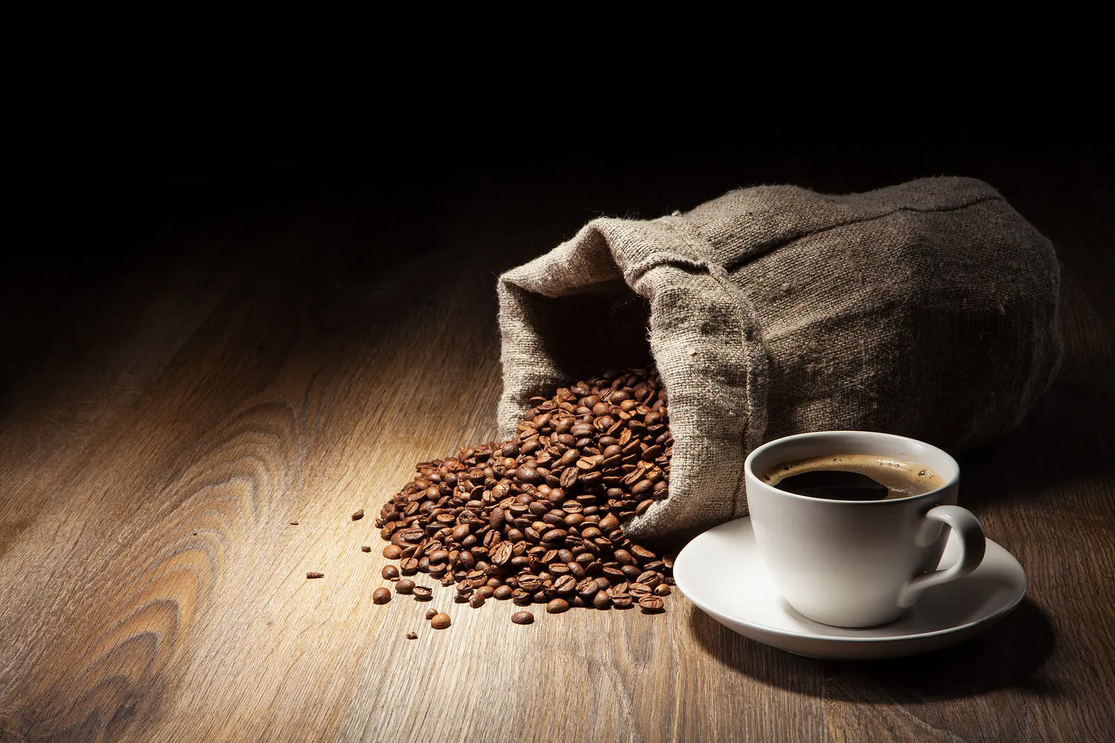 Café de granos con cafeína.