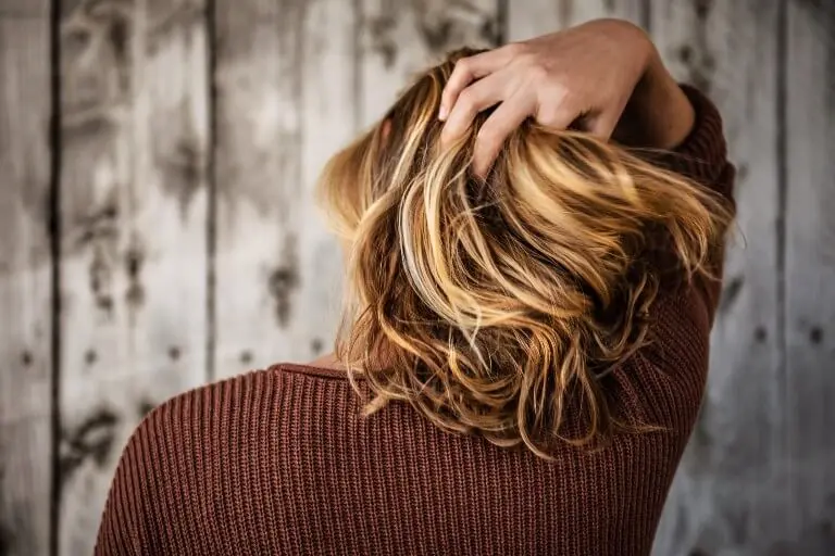 Chica con pelo rubio.