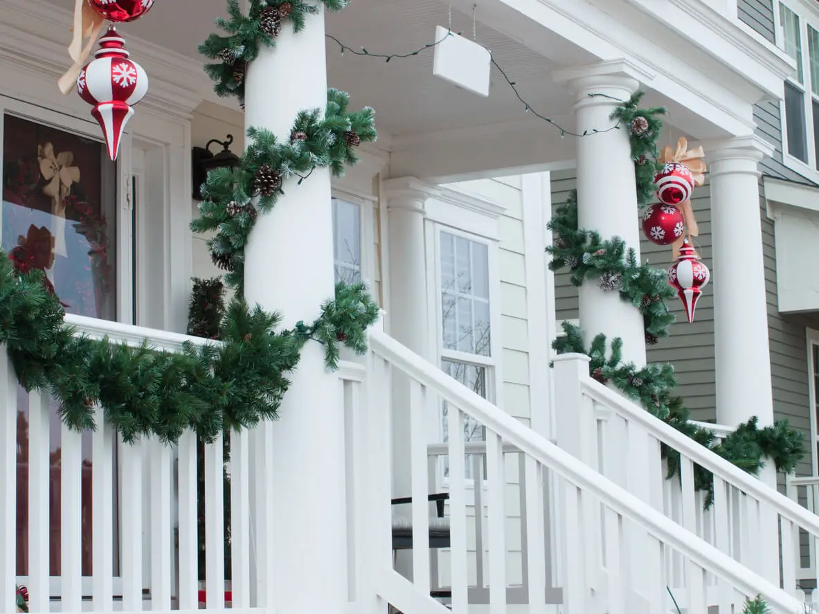 Guirnaldas en columnas para decoración de Navidad.
