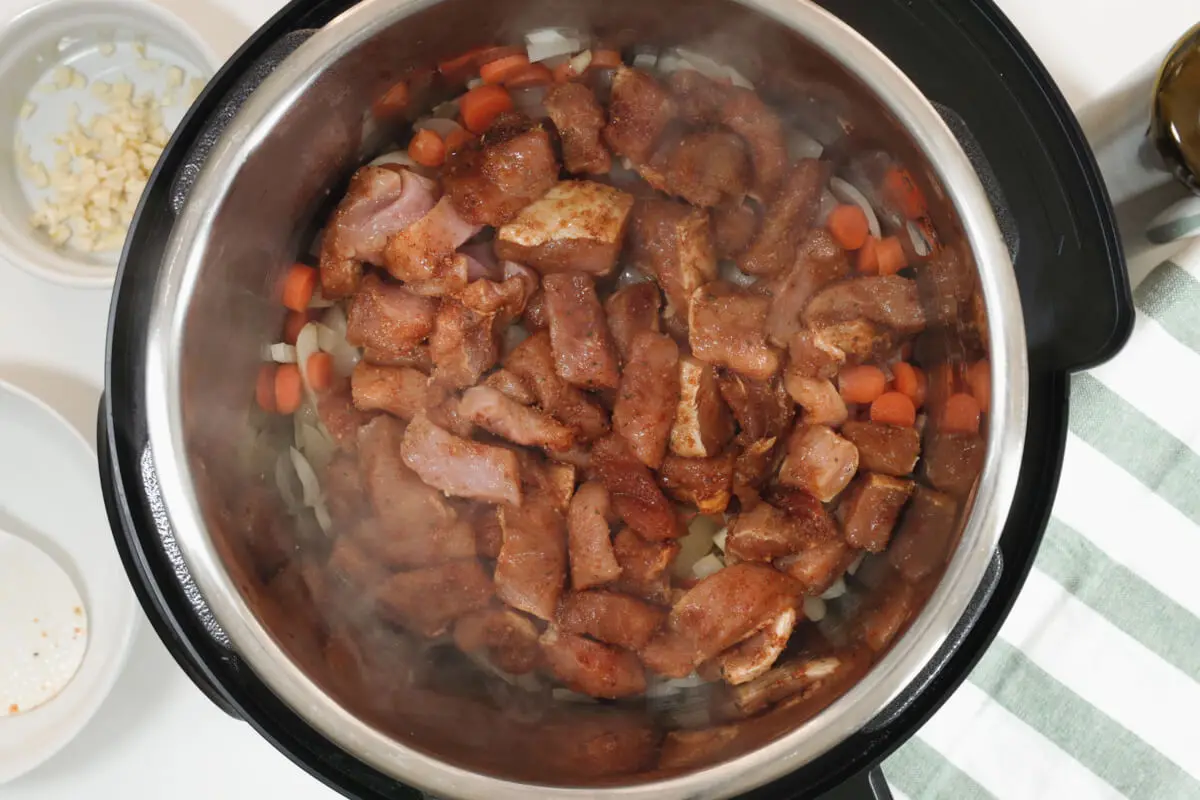 Comida en una olla a presión.