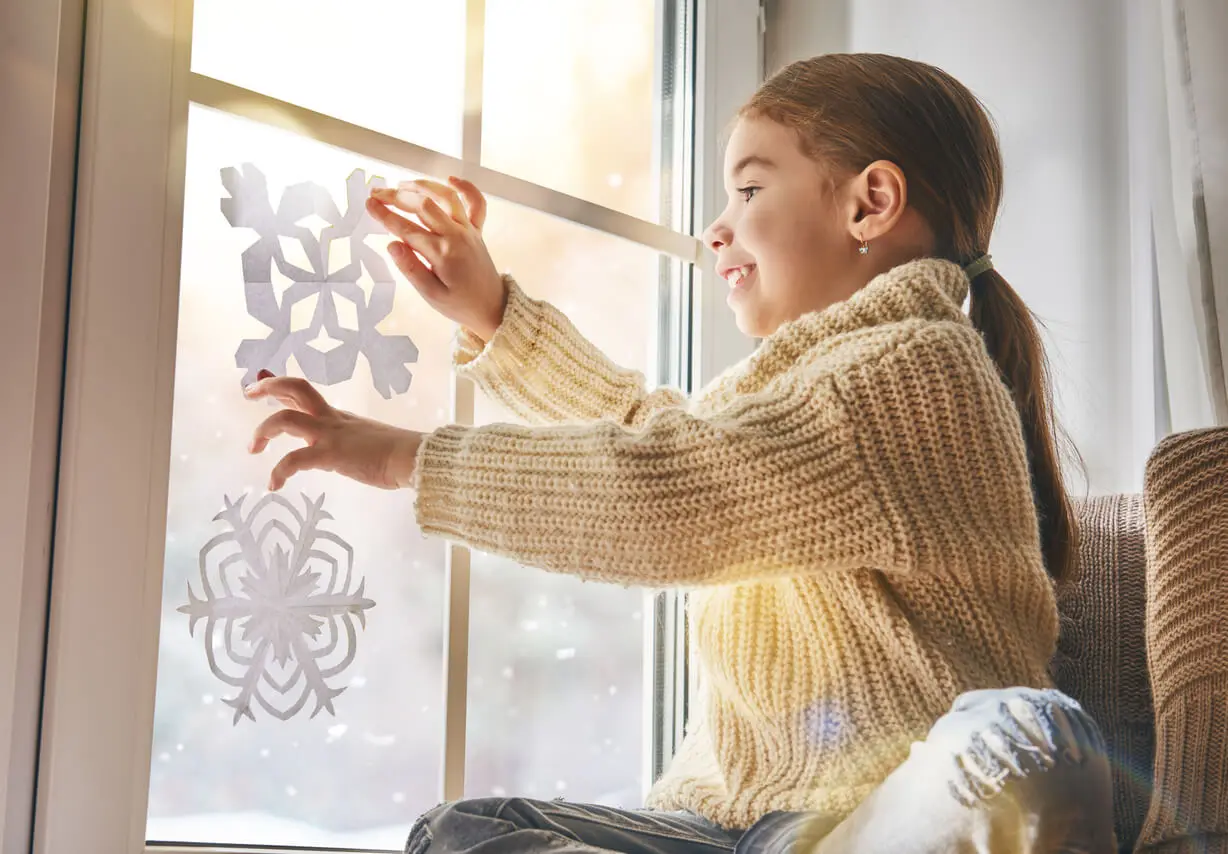 Decoración de Navidad con copos de nieve.