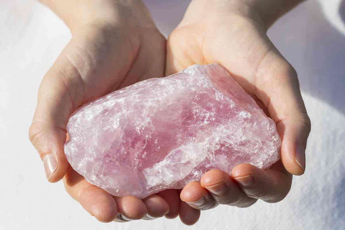 Cuarzo rosa es una piedra sanadora.