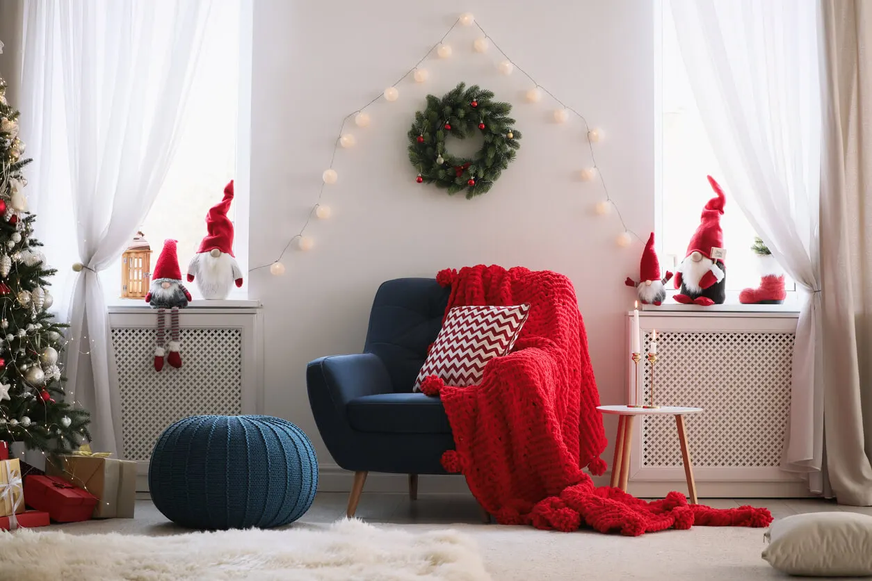 Decoración de Navidad con una manta roja.