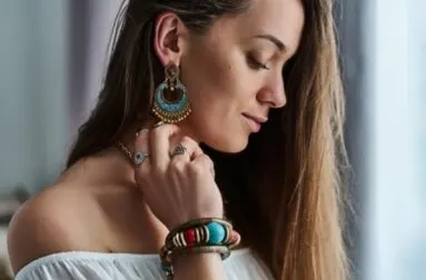 Conoce la razón del por qué tus orejas se infectan si usas aretes que no son de oro