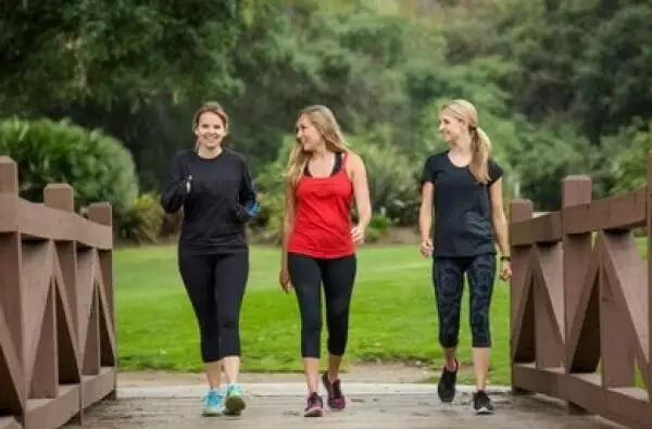 Mujeres caminando