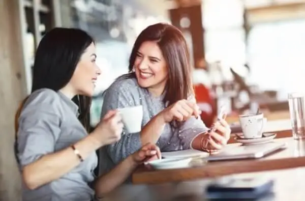 Mujeres compartiendo puntos de vista