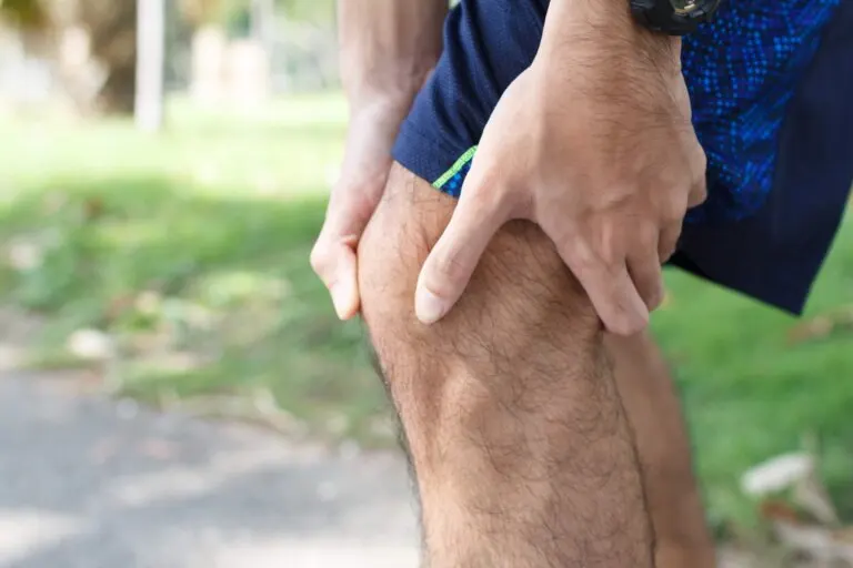 12 causas del dolor detrás de la rodilla
