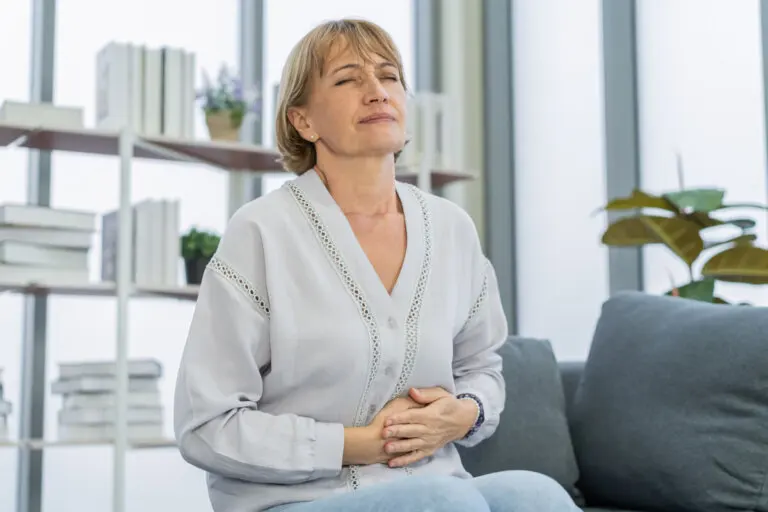 13 posibles causas del dolor en la parte inferior izquierda del estómago