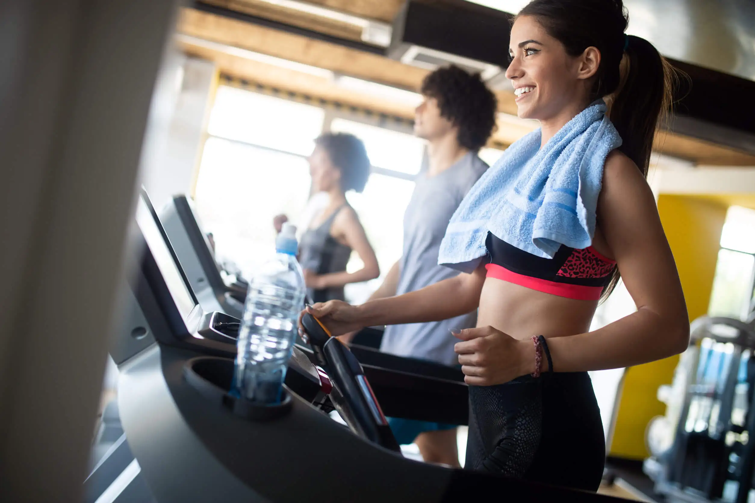 Chicas haciendo ejercicio en el gimnasio.