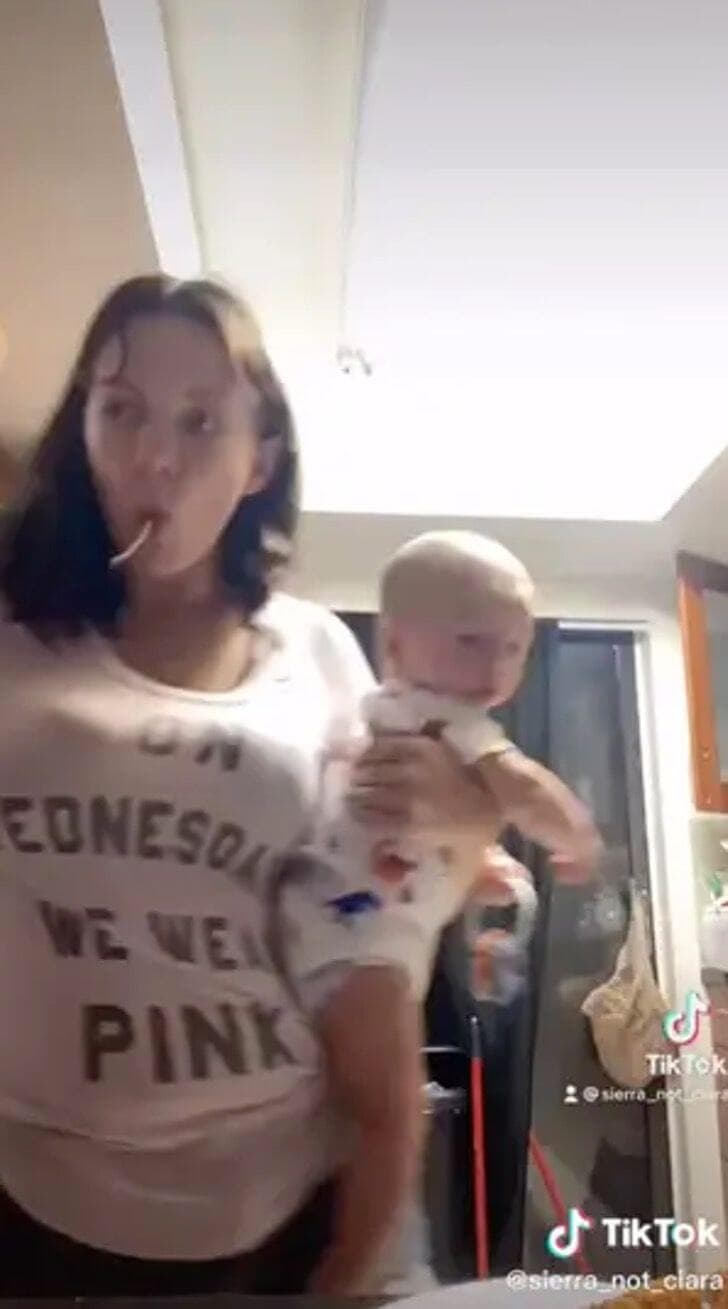 En kvinne med babyen sin.