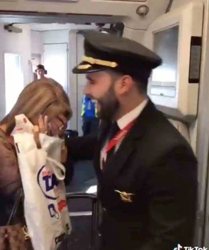 Les retrouvailles dans l'avion